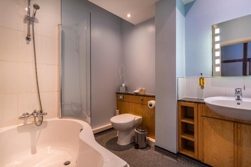 Deluxe Suite image 3
