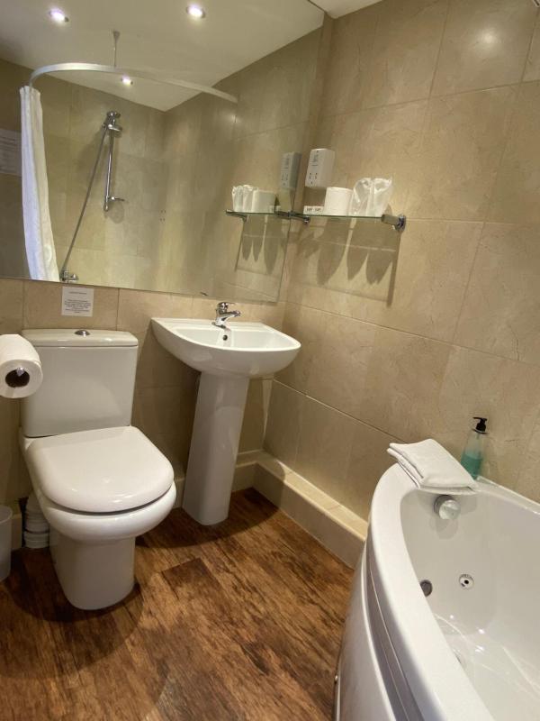 King Room with Spa Bath image 3