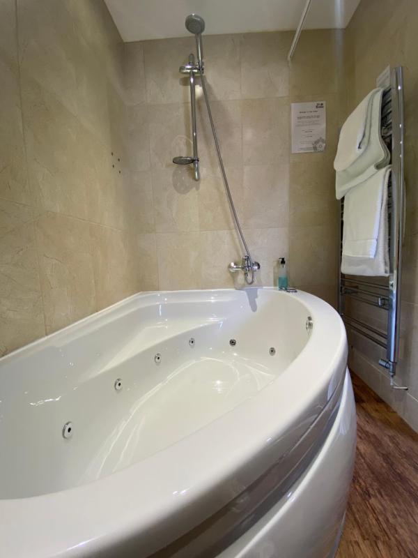 King Room with Spa Bath image 2