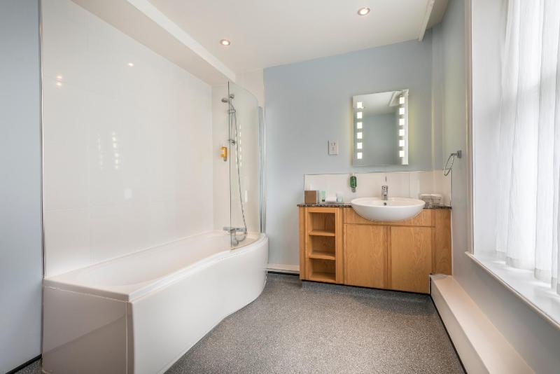 Standard Double Room image 3