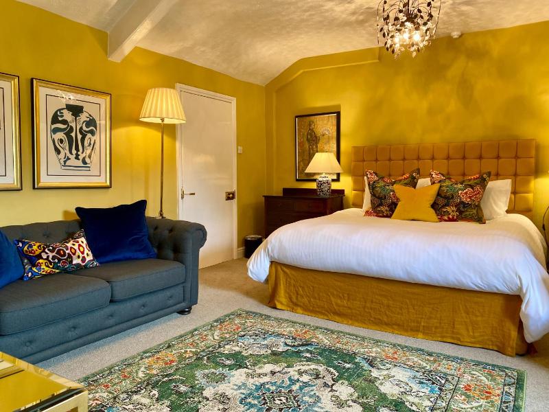 Deluxe Super King Room with Bath- Dog Friendly image 1