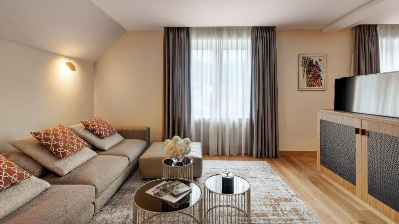One-Bedroom Suite image 3