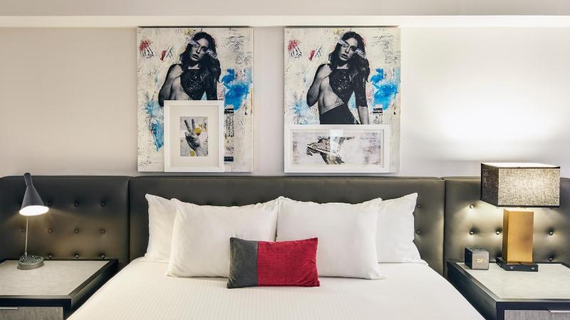 Ultra Hip Strip Suite, 1 King, Non-Smoking image 2
