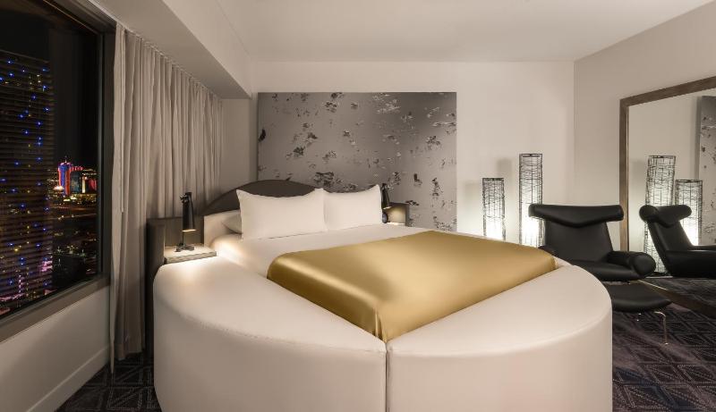 Ultra Panorama Suite, 1 King Strip View - Non-Smoking