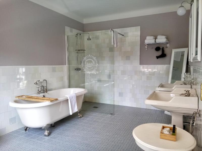 Double or Twin Room with Private Bathroom image 1