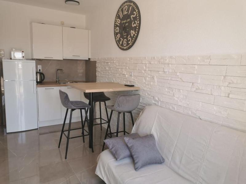 One-Bedroom Apartment with Balcony and Sea View image 4