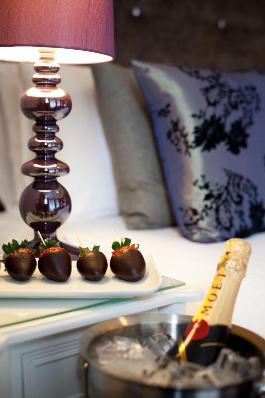 Classic Double Room image 3