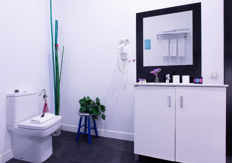 Quadruple Room with Balcony image 2