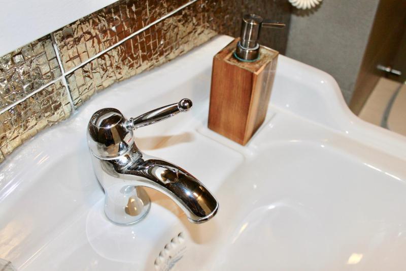 Standard Queen Room image 4