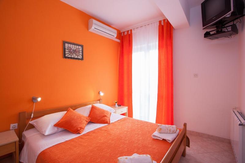 Double Room with Balcony image 4