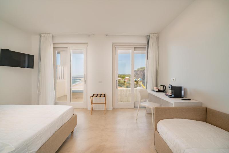 Deluxe Triple Room with Sea View image 3