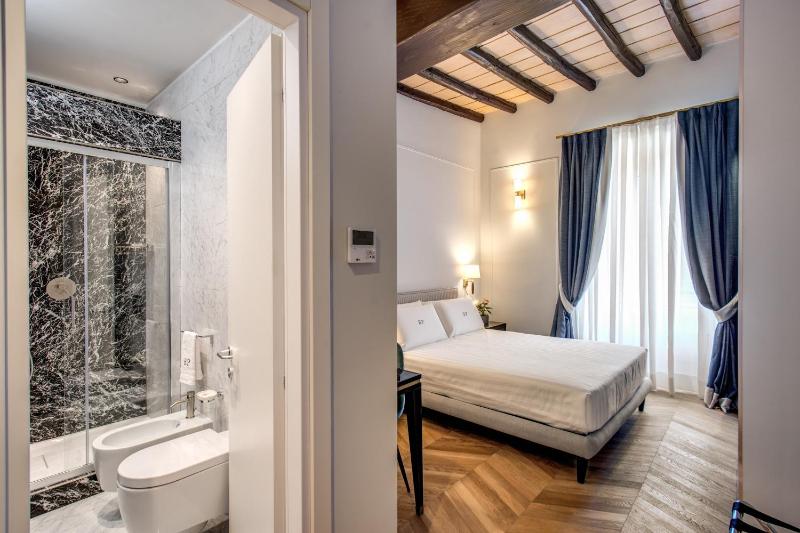 Deluxe Double Room image 3