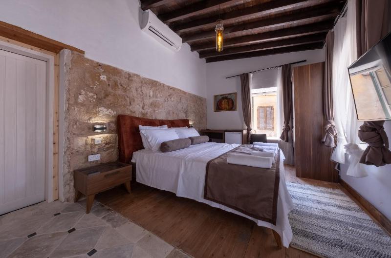 Deluxe Double Room image 2