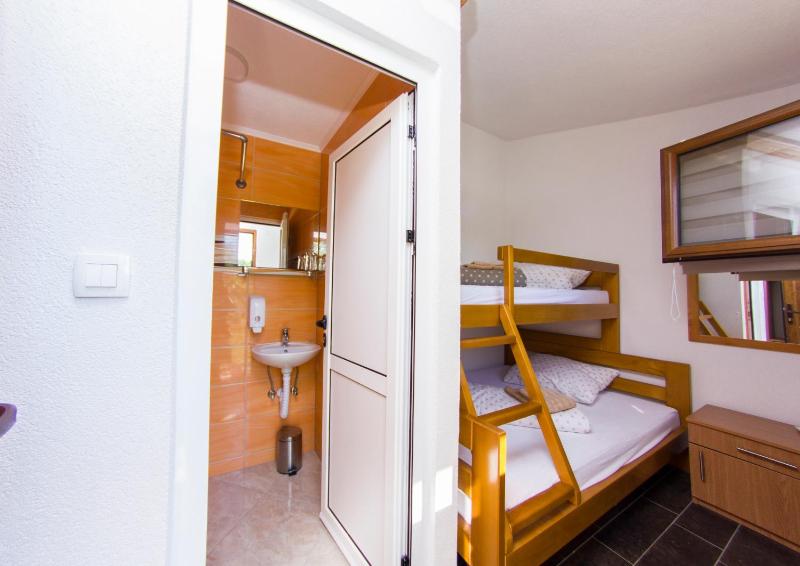 Triple Room with Private Bathroom image 3