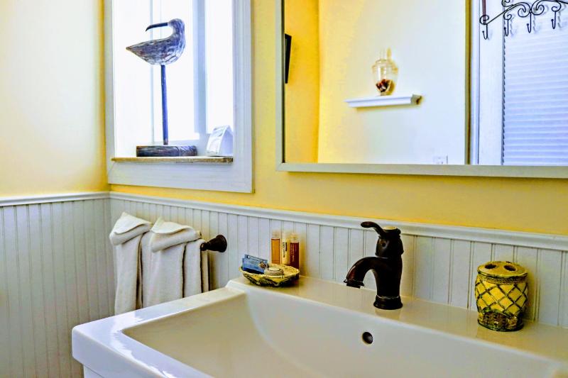 Island Delight Two-Bedroom image 3