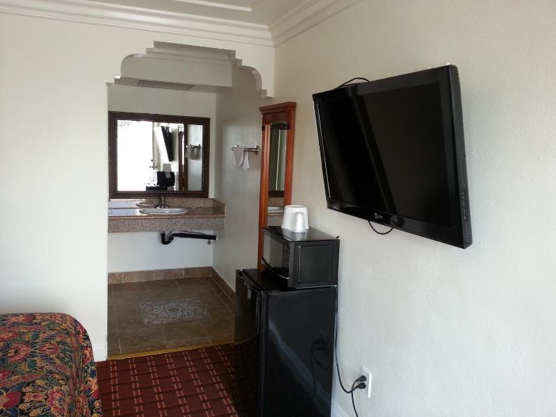 Deluxe King Room image 2