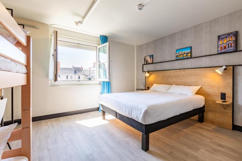 Family Room with One Double Bed and a Bunk Bed image 3