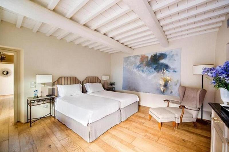 Double Room image 3
