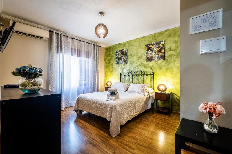 Basic Double Room image 3
