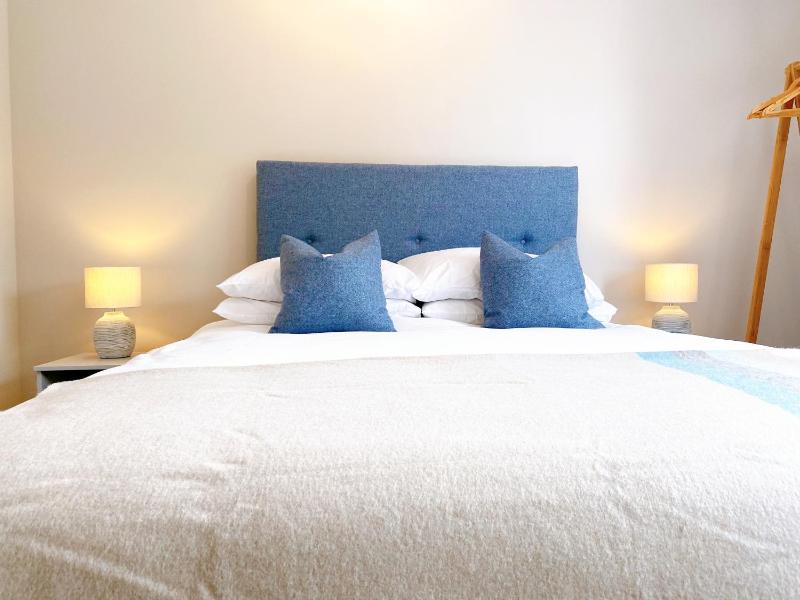 Standard King Room image 2