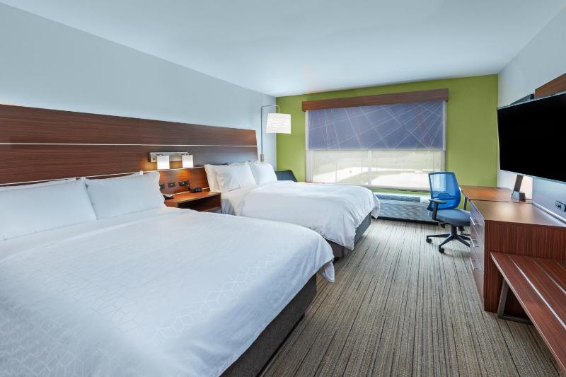 Queen Room with Two Queen Beds - Non-Smoking image 3