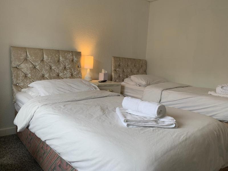 Standard Twin Room with Shared Bathroom image 2