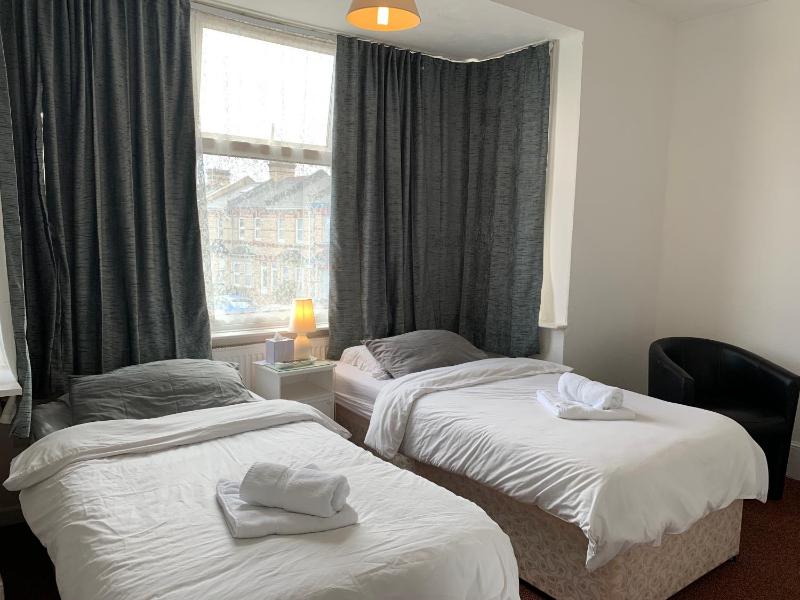 Standard Twin Room image 2
