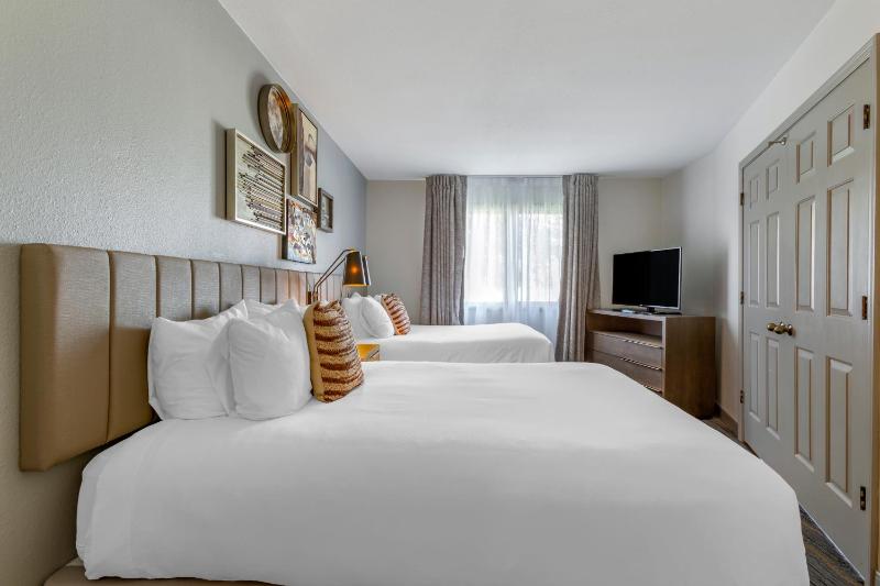 Suite with Two Double Beds - Patio image 1