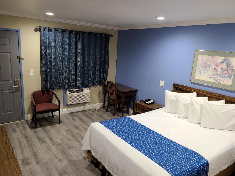 King Room - Non-Smoking image 3
