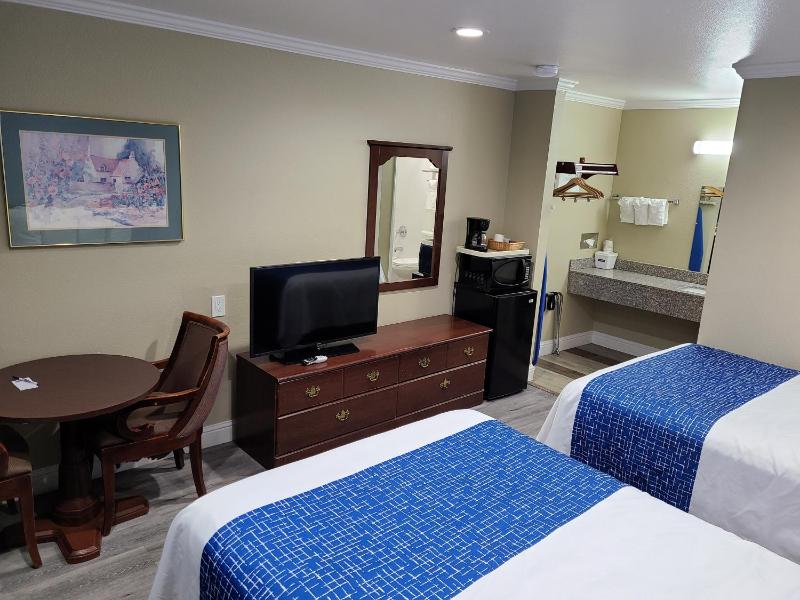 Queen Room with Two Queen Beds - Non-Smoking image 4
