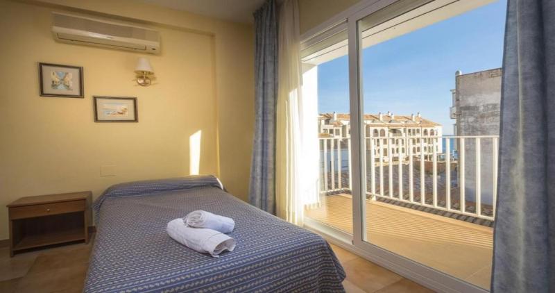 Standard Triple Room with Sea View image 3