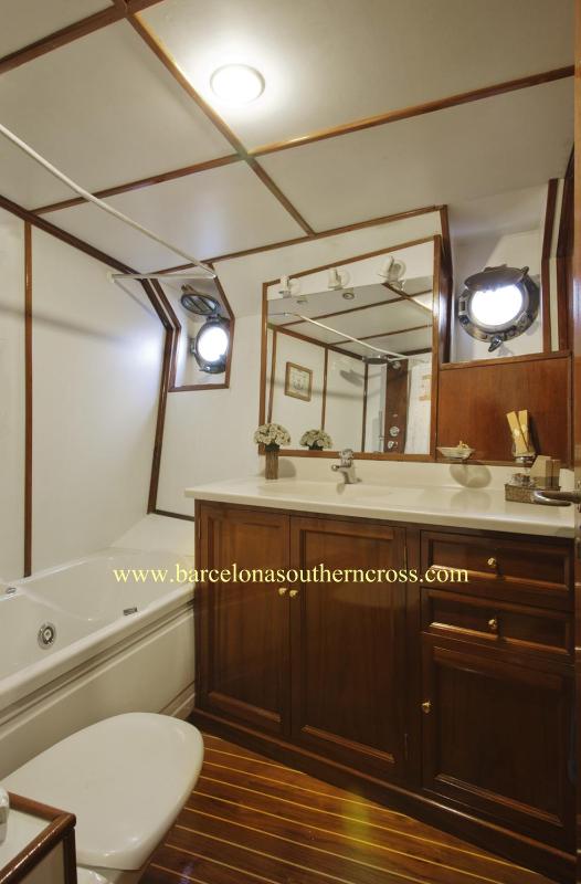 Superior Cabin on Boat (2 adults) image 3
