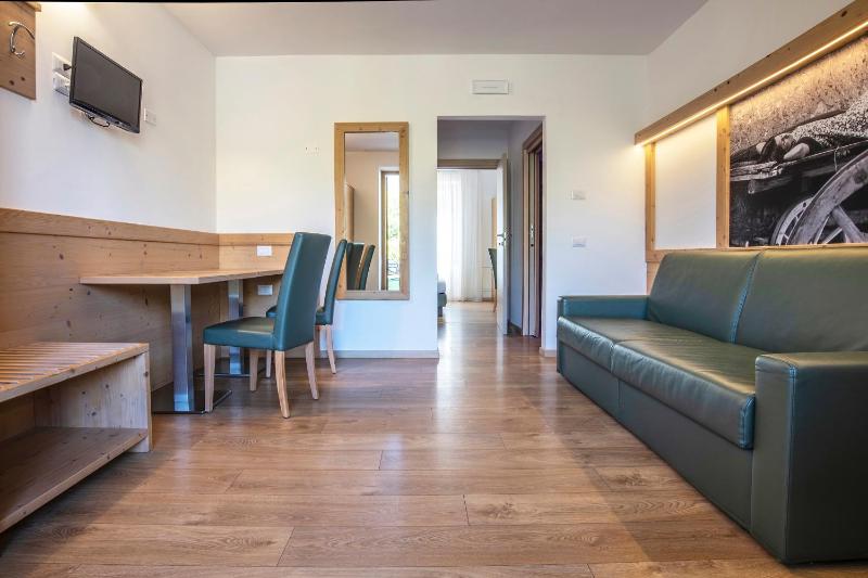 Quadruple Room with Garden View image 3