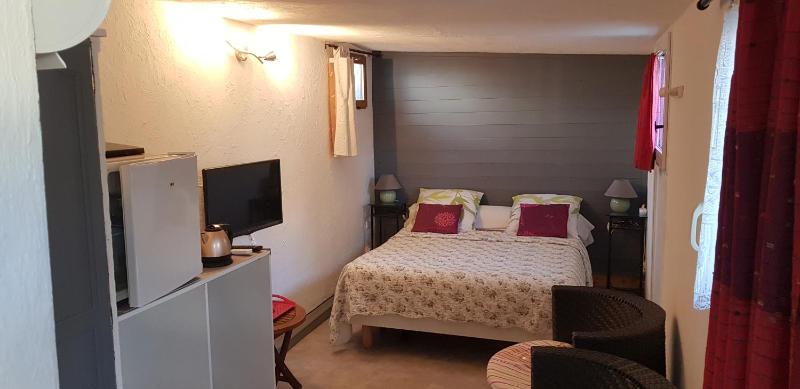 Standard Double Room image 4