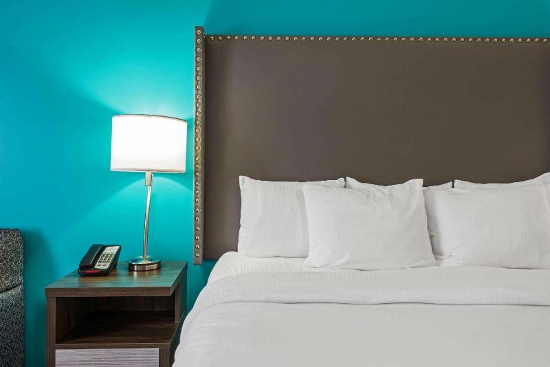 Queen Room with Two Queen Beds image 3