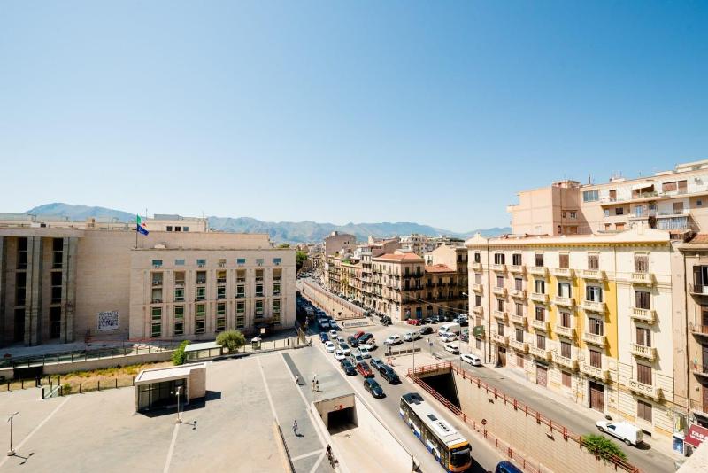 Superior King Room image 3