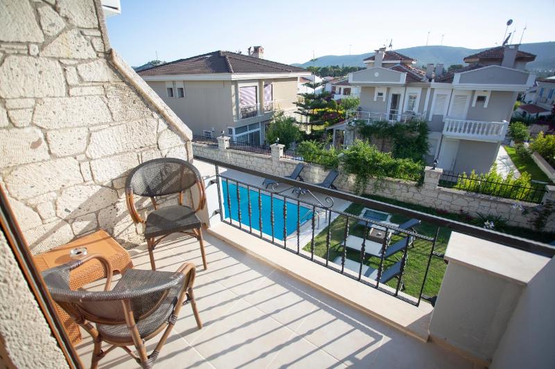 King Room with Pool View image 3