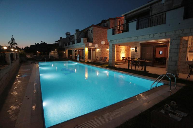 King Room with Pool View image 1