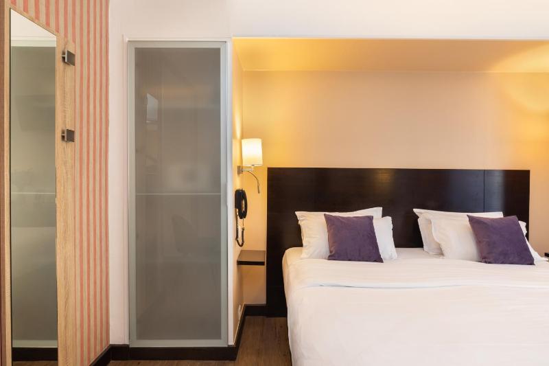 Deluxe Double or Twin Room image 3
