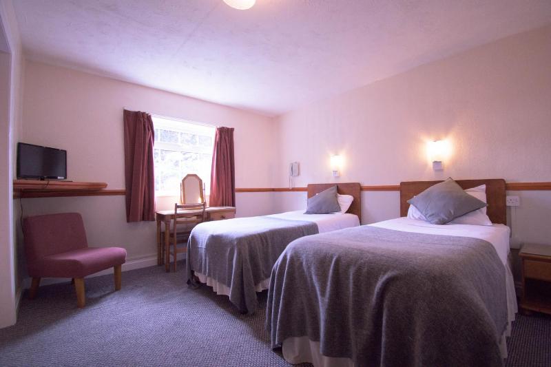 Twin Room image 4
