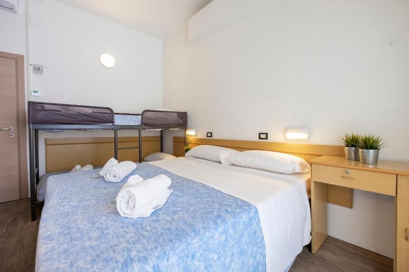 Quadruple Room image 4