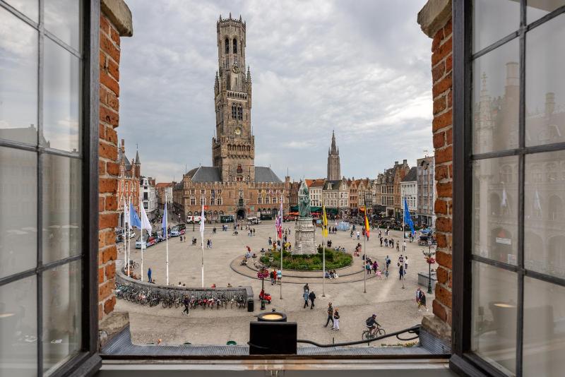 Standard Double Room with Market View image 2