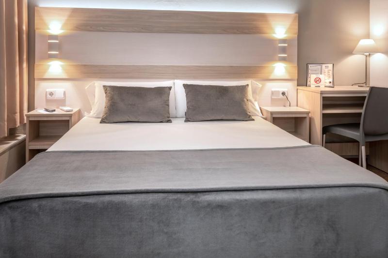 Double or Twin Room image 3