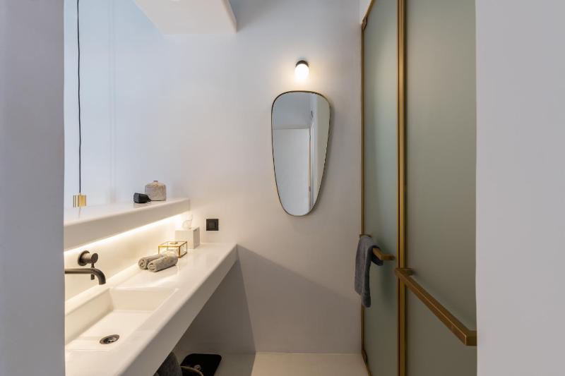 Deluxe Double Room with Sea View image 3