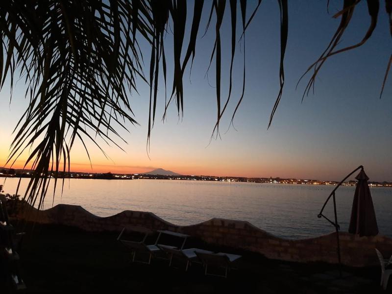 Casa con piscina e vista mare dal giardino - image 10