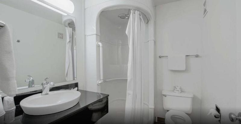 Queen Room with Two Queen Beds - Smoking image 2