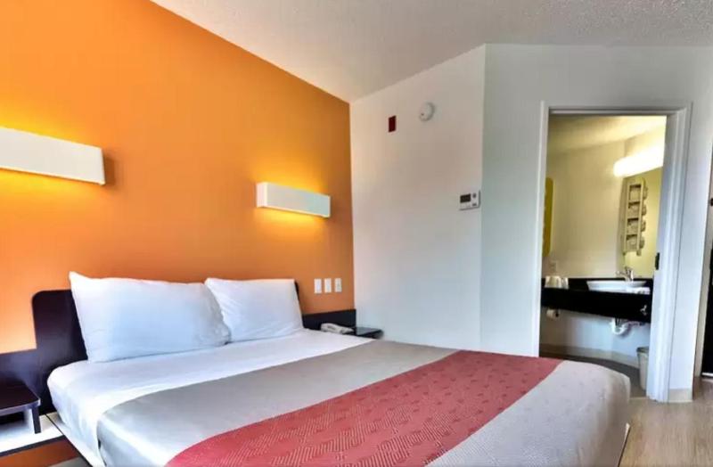 King Room - Non-Smoking image 3