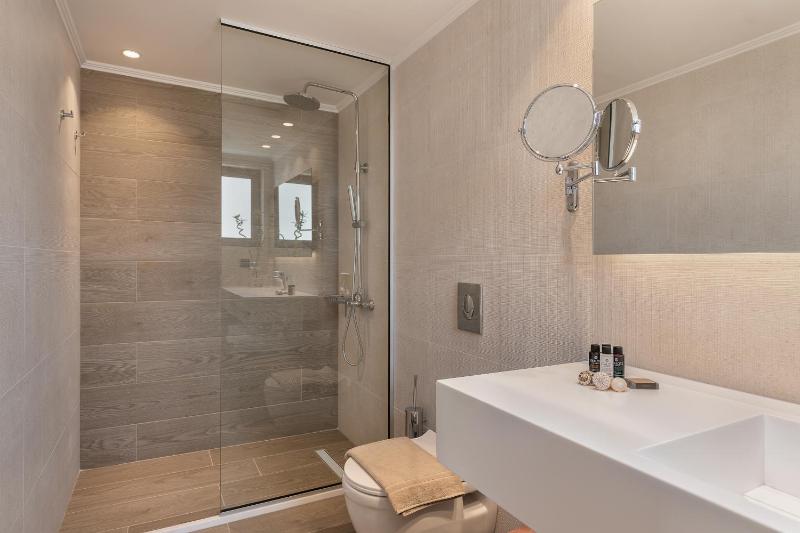 Superior One-Bedroom Apartment image 3