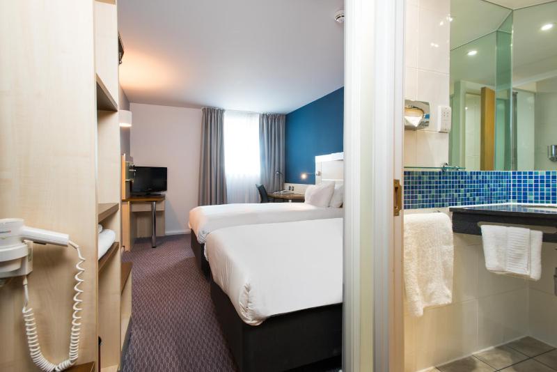 Standard Twin Room with Free Hot Breakfast image 3