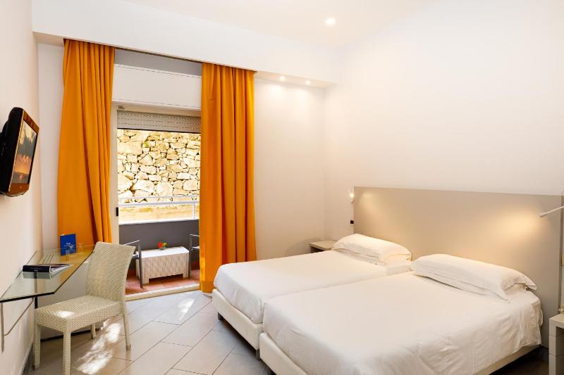 Double Room image 3